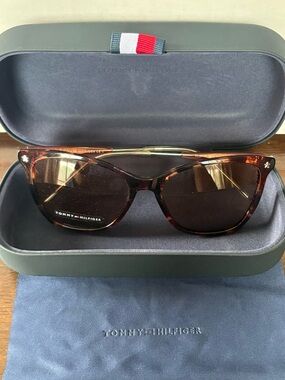 Tommy Hilfiger Tortoiseshell Cat Eye Sunglasses with Gold Bridge TH 1647/S